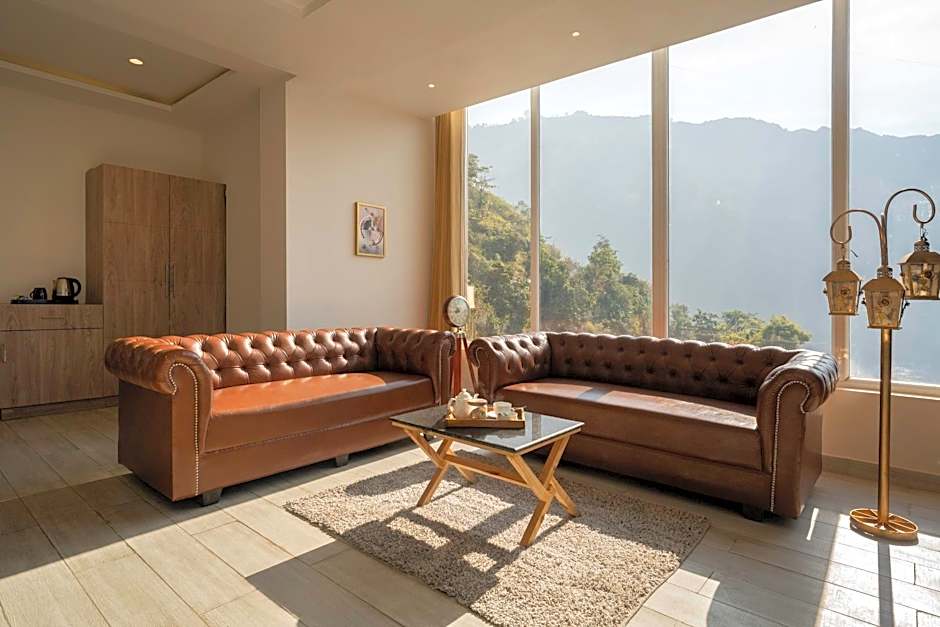 SPT Clarks Inn Suites, Mandi