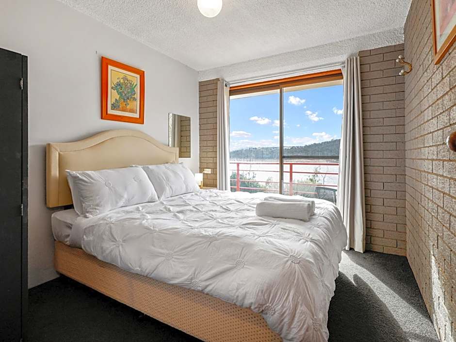 Pontis Lodge Waterfront Apartment