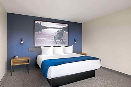 Deluxe King Suite - Non-Smoking