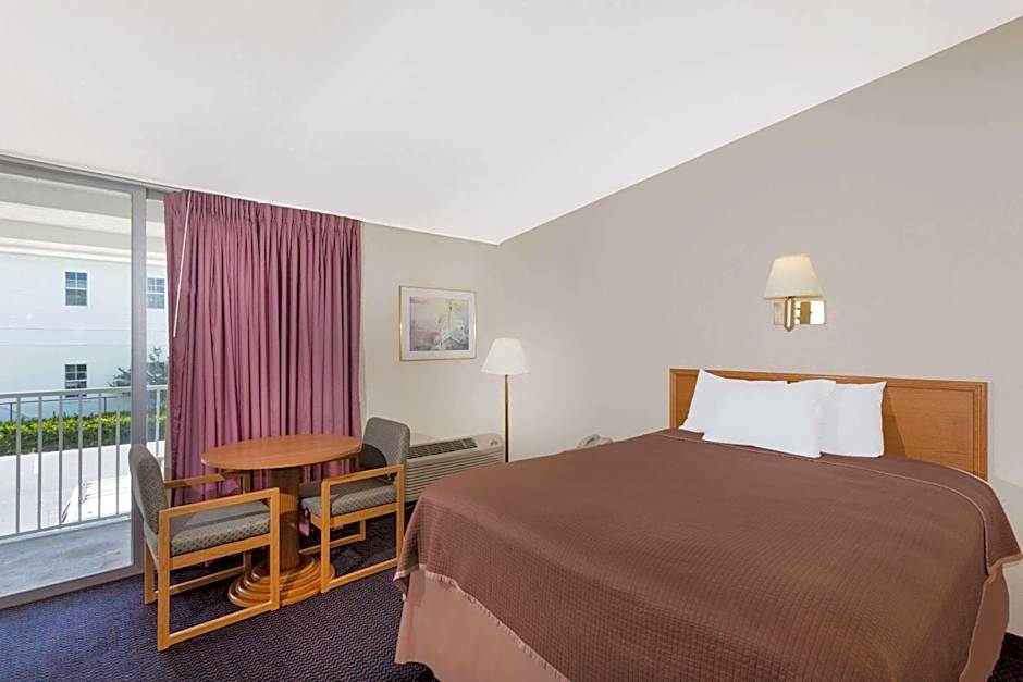 Howard Johnson by Wyndham Vero Beach / Downtown
