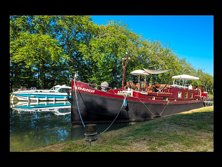 Péniche Kapadokya Gîte insolite sur le canal du Midi