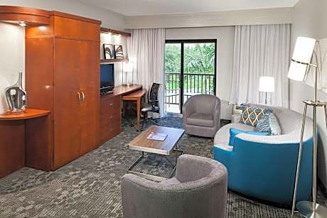 1 Bedroom 2 Room Suite, 1 King, Sofa Bed, Courtyard View, Balcony
