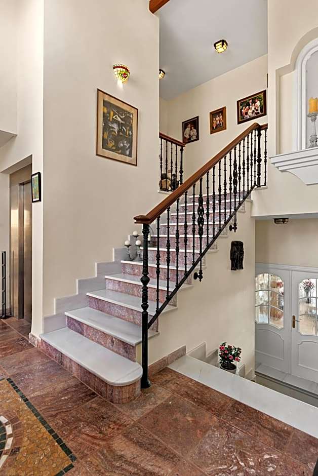 Infinity pool mansion by Costarentals - Ref 85