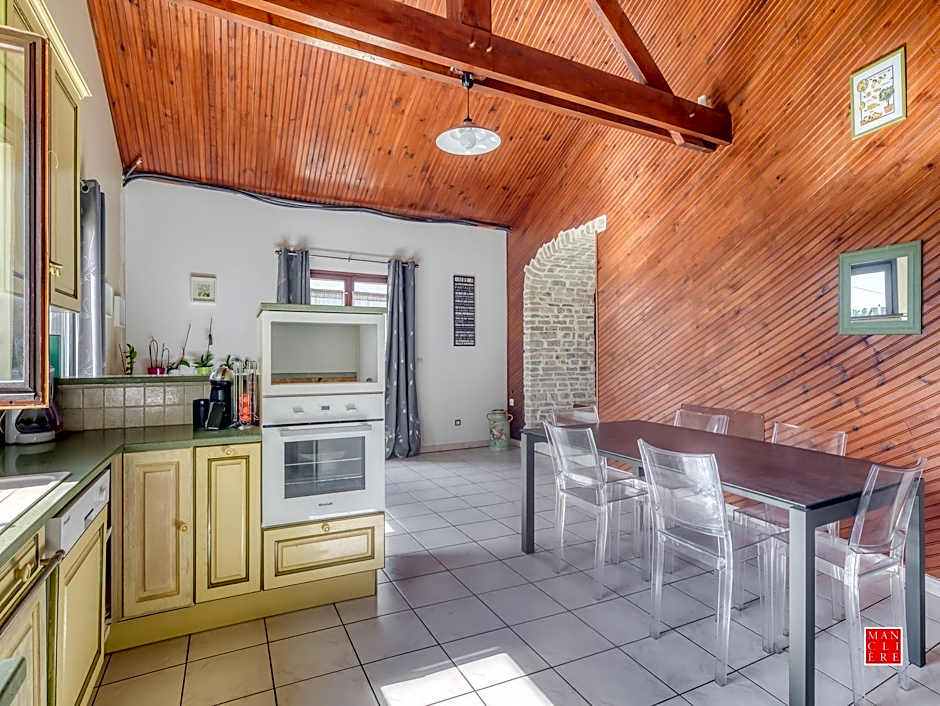 maison blanche piscine et petit déjeuner