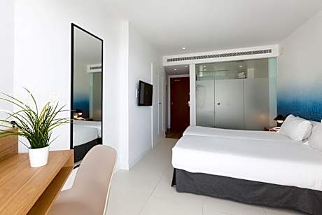 Twin Room with Lateral Sea View with Balcony ( 2 Adults + 1 Child)