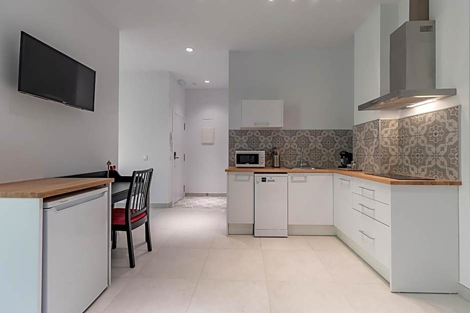 Chic & Comfortable Apartment, Private Terrace