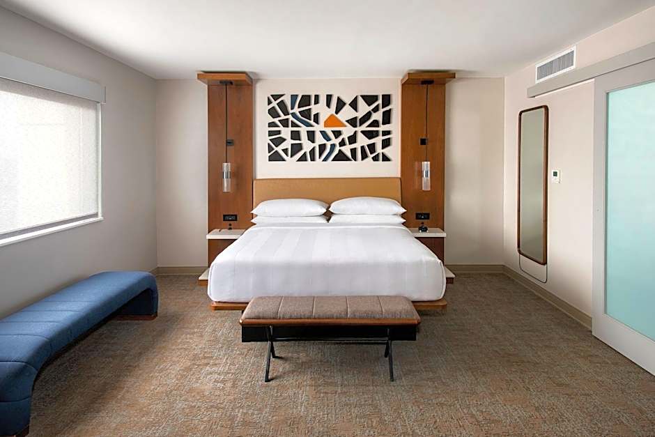 Zdjęcie 1 z 4 — 1 King Bed Suite