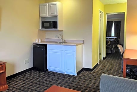 One-Bedroom Queen Suite with Two Queen Beds - Non-Smoking/Mobility Access