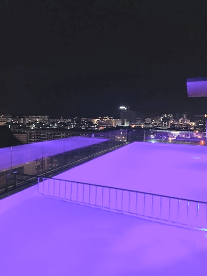Sky Suite Top floor with Rooftop Pool & Gym
