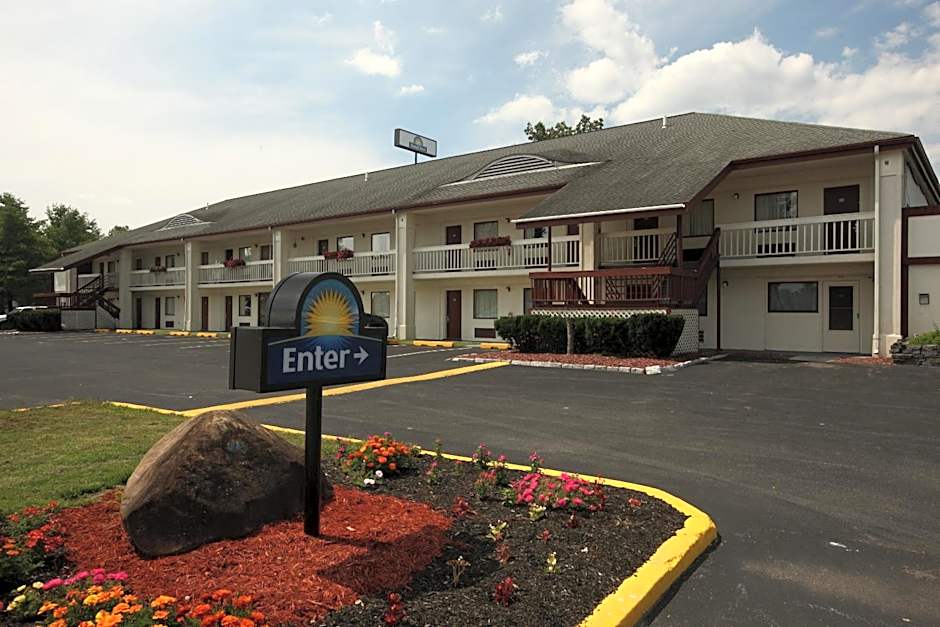 Days Inn by Wyndham Queensbury/Lake George