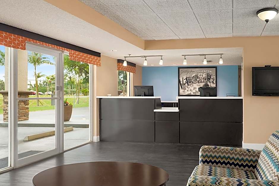 Super 8 by Wyndham Ellenton Bradenton Area