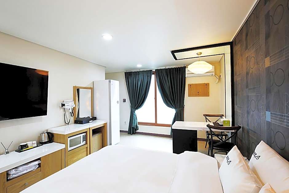 White Tourist Hotel
