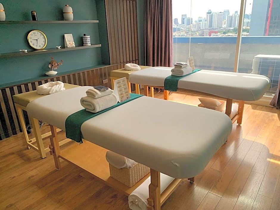 The Quarter Hualamphong by UHG