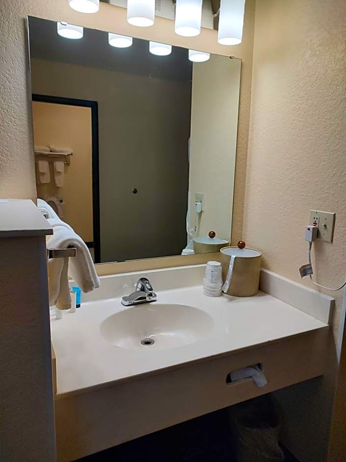 Days Inn & Suites by Wyndham Fargo 19th Ave/Airport Dome