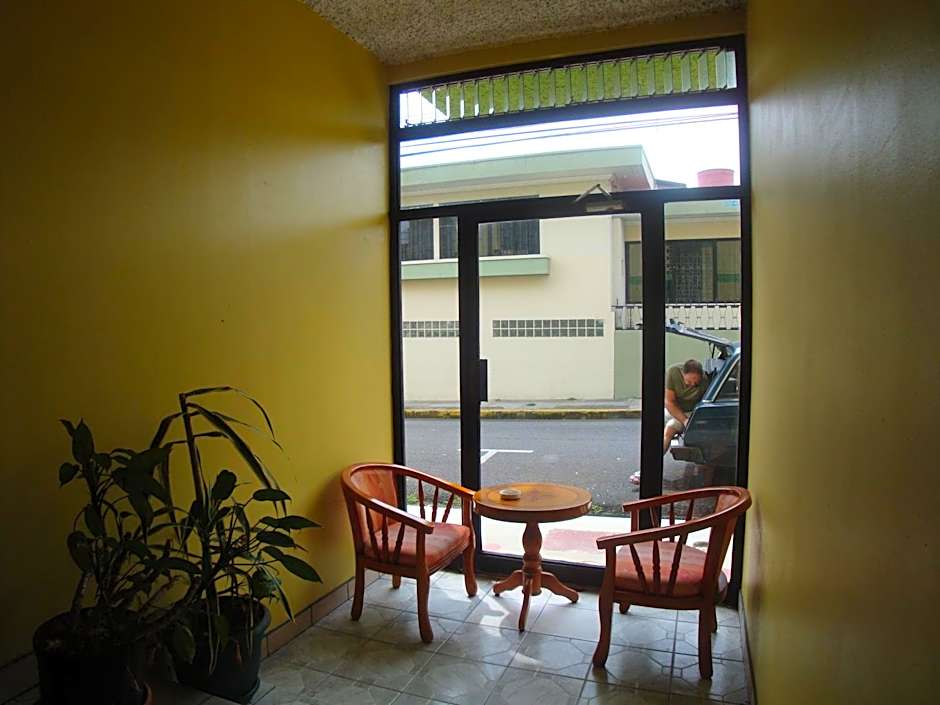 Hotel La Guaria Inn & Suites