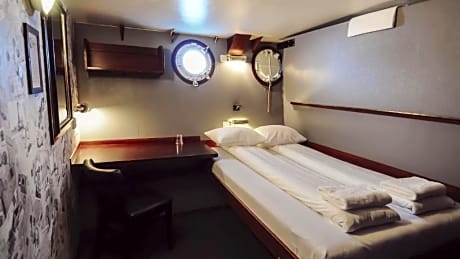 Classic cabin, small double with private bathroom