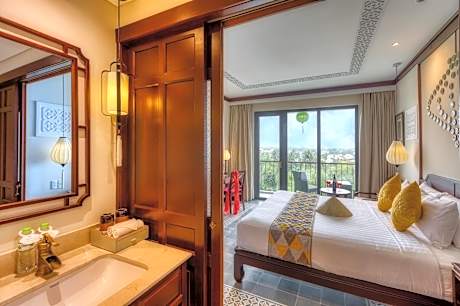 Junior Queen/Twin Suite, Bathtub, Balcony with Tranquil Meadow View