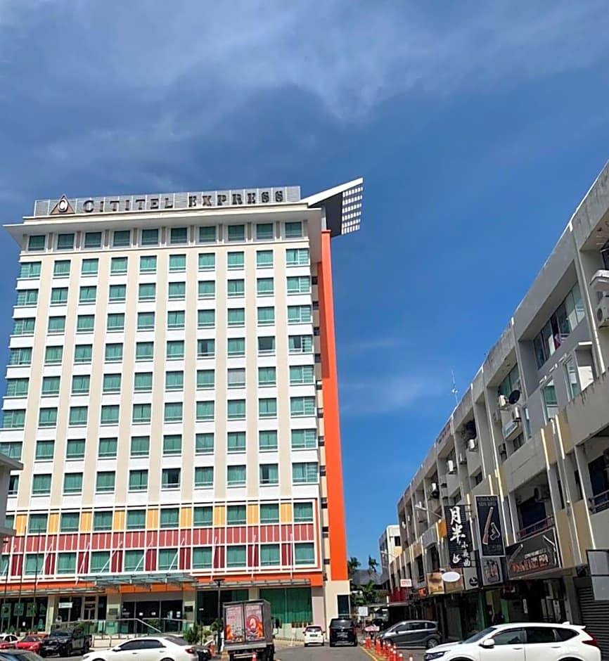 A Residence @ Between Hilton & Cititel Hotel