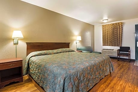 1 King Bed Smoking