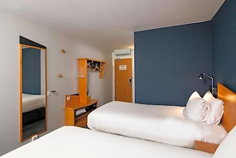 Standard Twin Room with Free Hot Breakfast