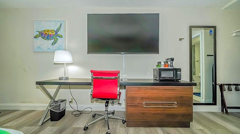 All-New, Private, Huge TV, Heated Pool, Tiki Bar