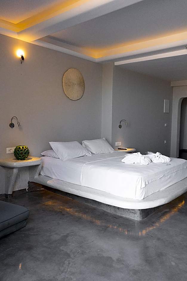 Demilmar Luxury Suites – Perissa, UT
