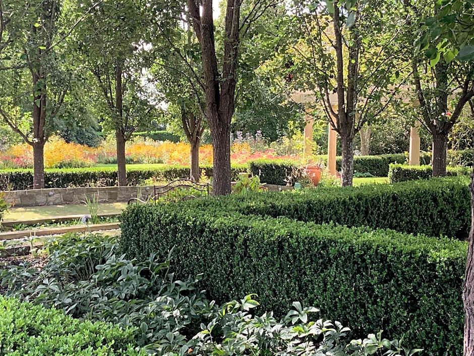 Chanticleer Gardens Barn cottage with a Pool