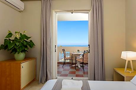 Two-Bedroom Apartment with Sea View (4 Adults)