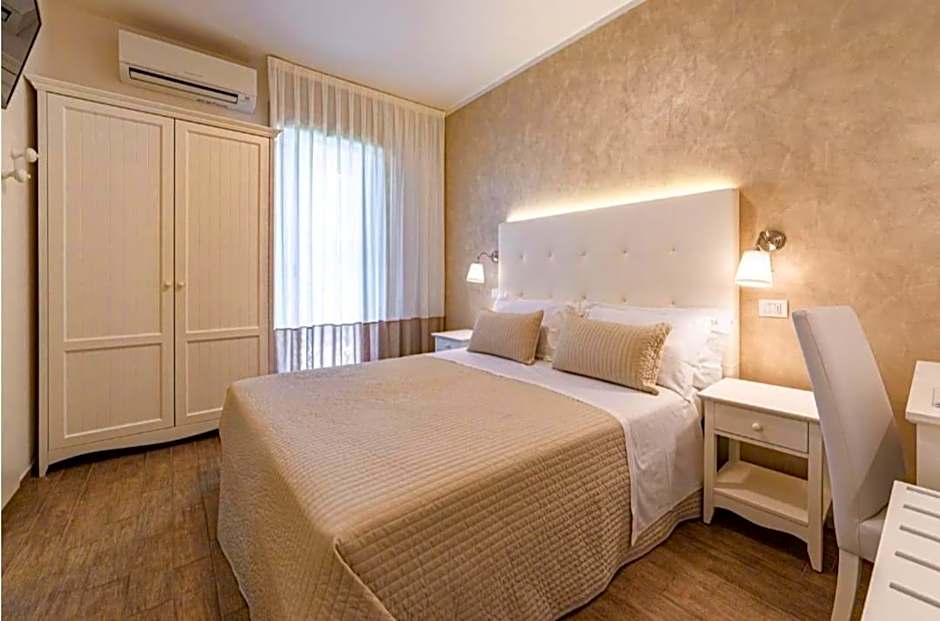 Hotel Soraya - Spiaggia Sawasdee with Beach, Restaurant & Parking