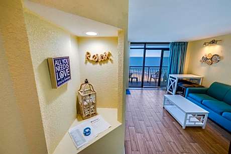 Oceanfront Views, Recently Renovated Kitchen,Pools