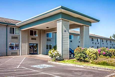 Bridgeway Inn & Suites
