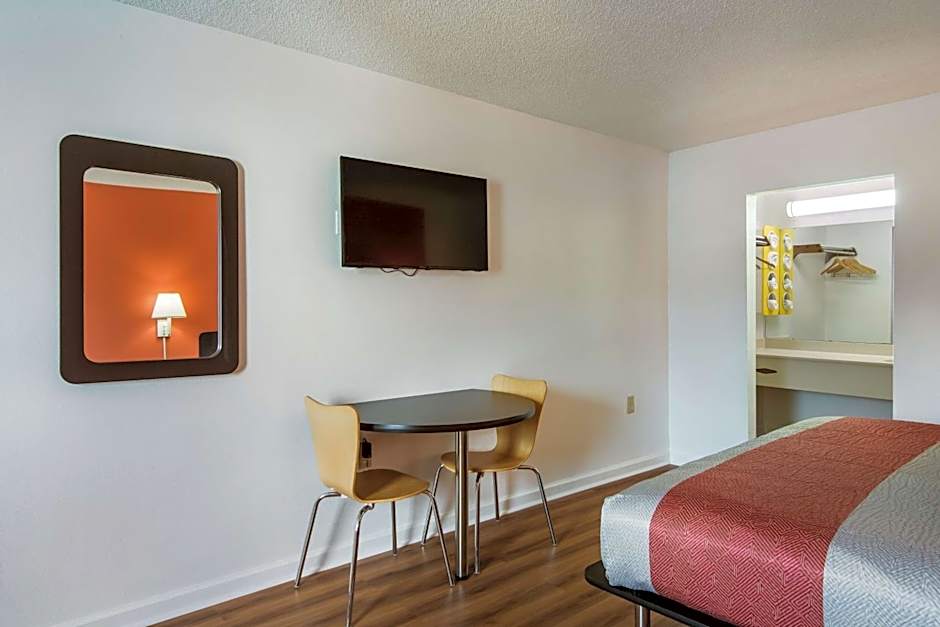 Motel 6-Warner Robins, GA
