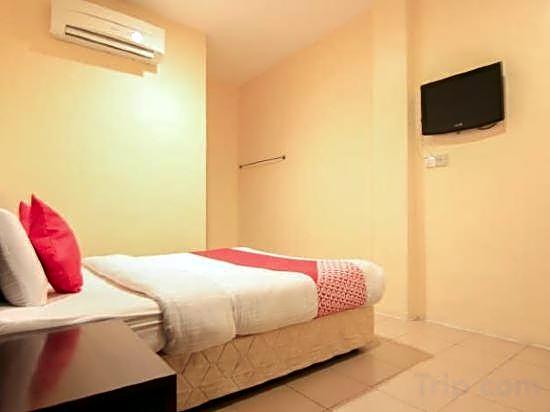 OYO 44078 The Island Hotel