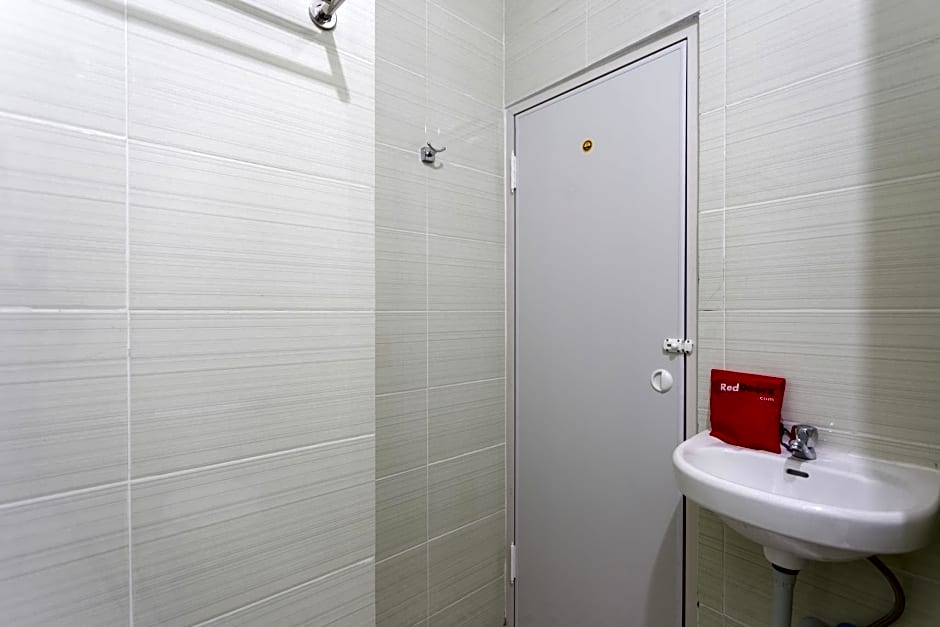 RedDoorz Plus @ Boulevard Residence BSD