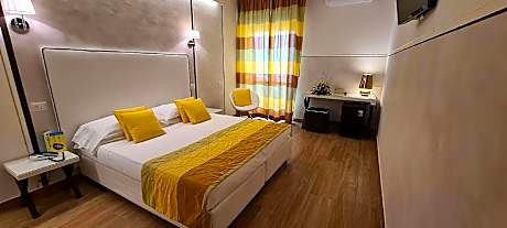 1 Queen Bed, Non-Smoking, Balcony, Side Sea View, Coffee and Tea Maker