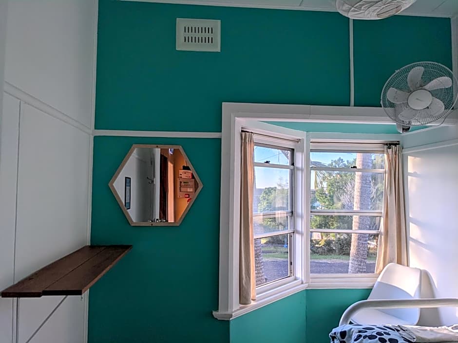 Ozzie Pozzie Backpackers