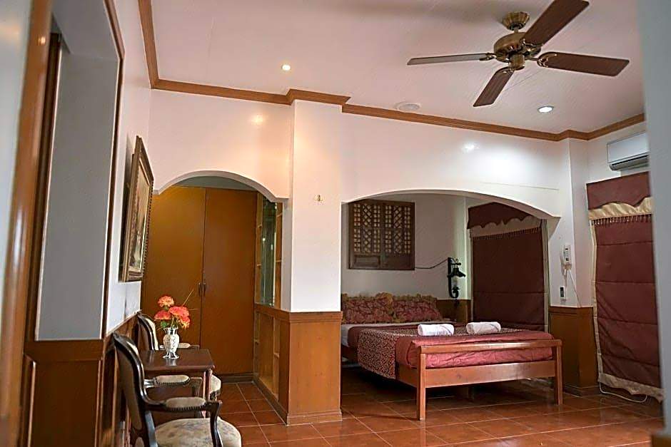Tahanan Lakeview Hotel