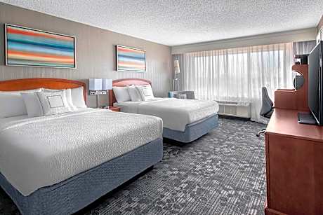 Queen/Queen Suite, Suite, 2 Queen, Sofa Bed