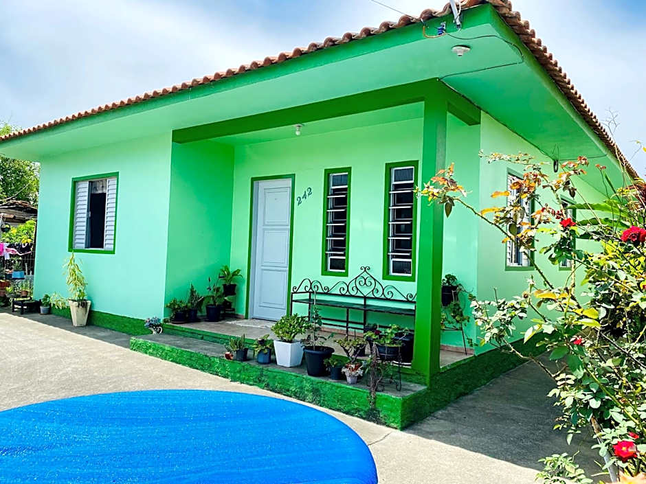 Ambiente ideal para famílias, casa conjulgada com Wi-Fi rápido, cozinha exclusiva e equipada, varanda com churrasqueira - A apenas 1 km da praia e 5 km da charmosa Praia da Vila