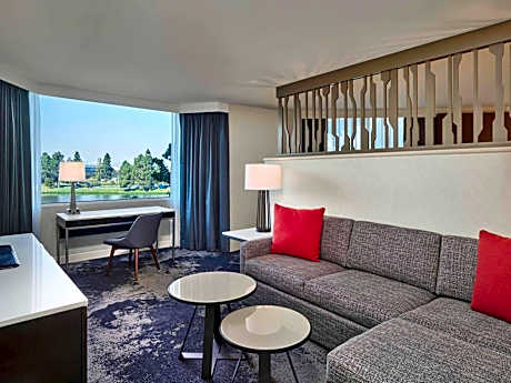 Signature Junior King Suite - Hearing Accessible