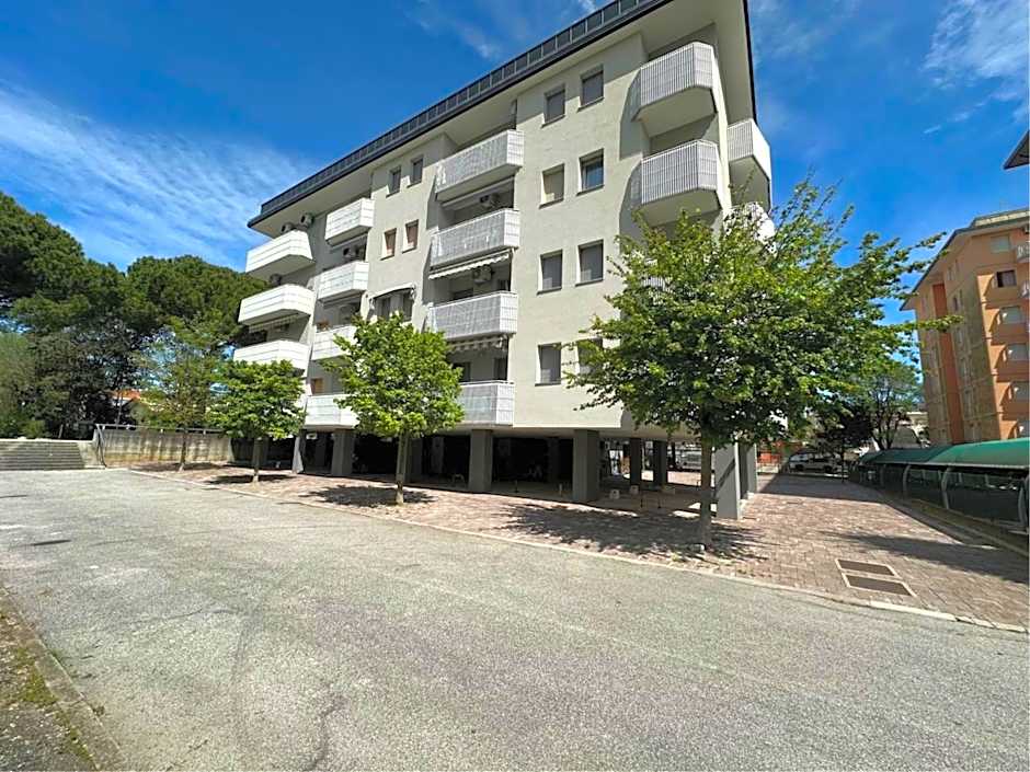 One-bedroom flat with balcony and AC