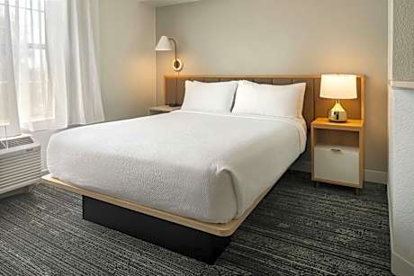 Queen Studio with Sofa Bed and Roll-in Shower - Mobility and Hearing Accessible