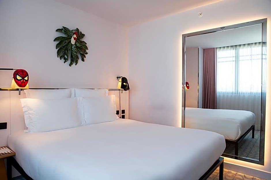 Photo 1 of 8 of 1 King Bed, Avenue View, Balcony