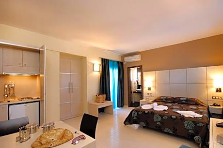 Studio with Pool and Sea View