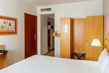 Standard Room - 1 Double Bed 1 Single Bed