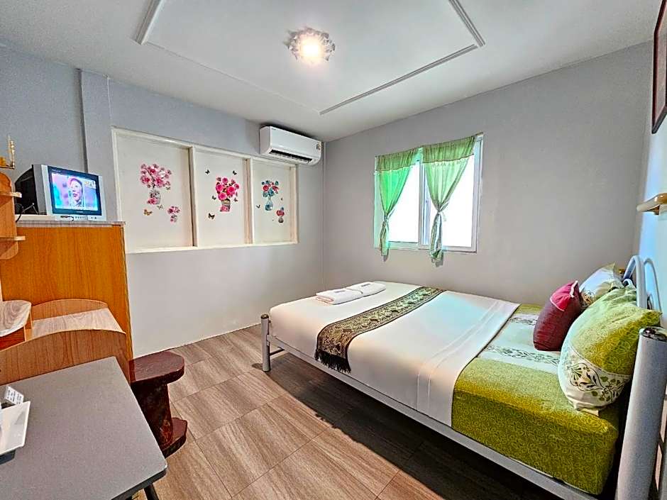 P California Inter Hostel