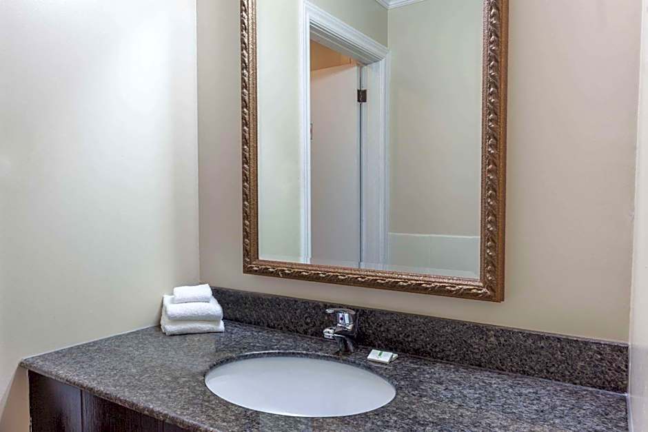 Super 8 by Wyndham Kirkland Lake