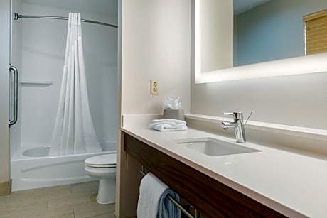 1 King Std Shower And Jetted Bath