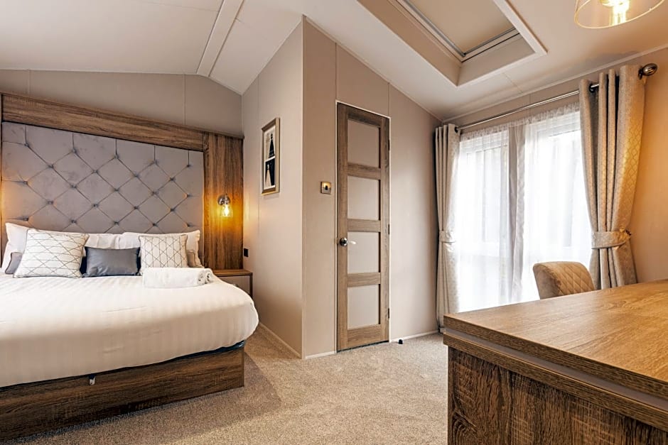 Lakeside Retreat Lodge With Hot Tub