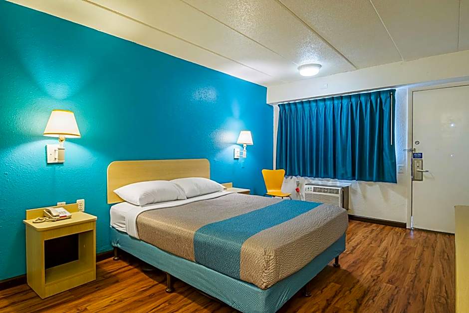 Motel 6-Knoxville, TN - North